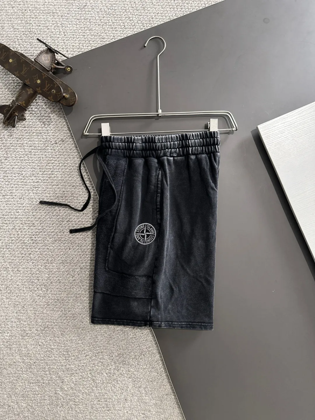 🅿️330 shipped next day, high quality Stone lsland/stone island 2025 spring and summer new style casual solid color loose shorts with elastic band, two needle stitches at the hem of the trousers, fine and firm stitching, custom-made fabrics at the counter, high breathability and comfort, impeccable details, brand element design concept, reflecting high quality. It feels delicate and soft! It presents a casual cut and the upper body shape is great! Size: S-XXL